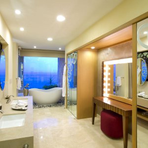 Junior Panorama Suite - Deep soaking tub and separate shower