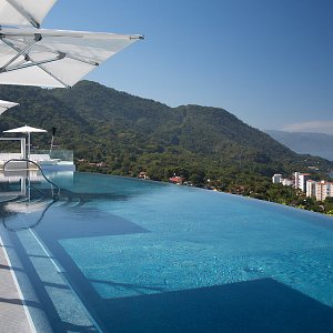 Expansive infinity pool